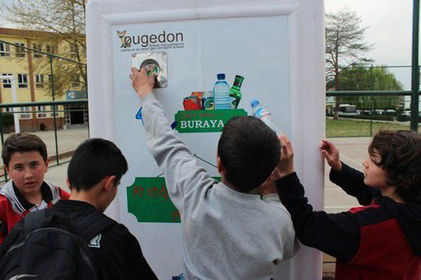 新型環保自動販賣機，可為流浪貓狗提供食物(圖1)