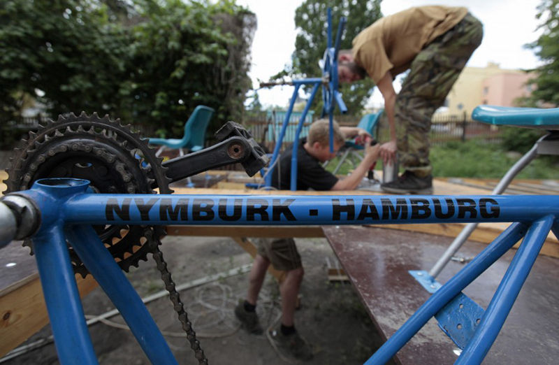 用塑料瓶DIY一艘船，并航行500英里--置頂表情