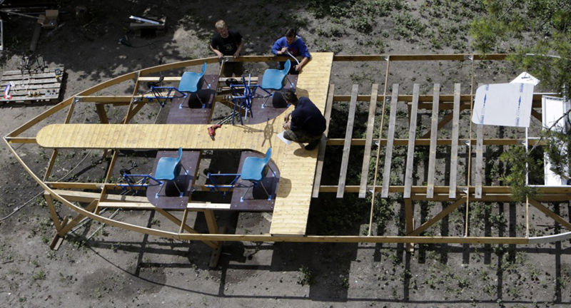 用塑料瓶DIY一艘船，并航行500英里--置頂表情