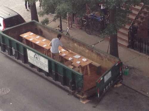 花50美元在垃圾桶中吃飯，為倡導人們不要浪費食物--置頂表情