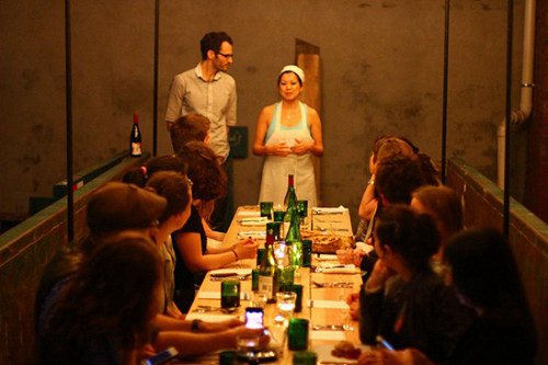 花50美元在垃圾桶中吃飯，為倡導人們不要浪費食物--置頂表情