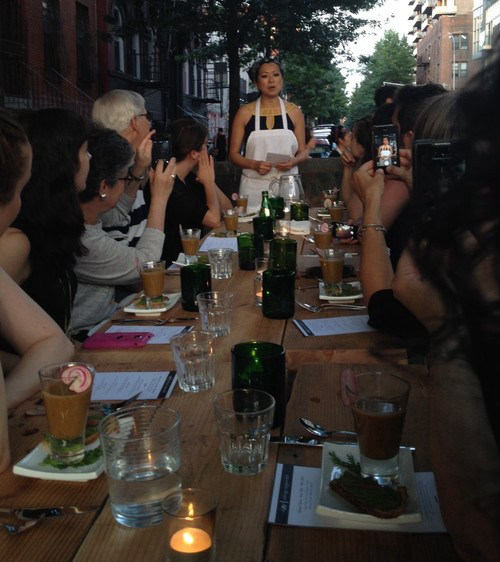 花50美元在垃圾桶中吃飯，為倡導人們不要浪費食物--置頂表情