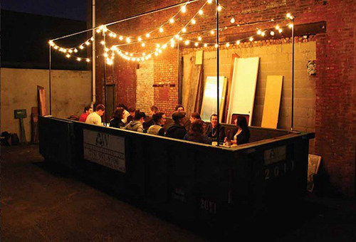 花50美元在垃圾桶中吃飯，為倡導人們不要浪費食物--置頂表情