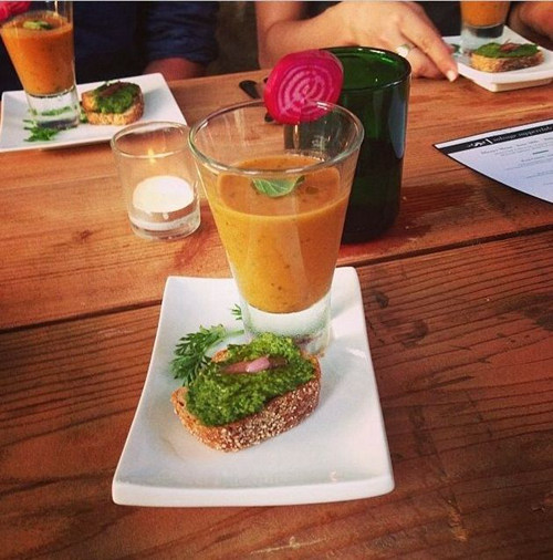 花50美元在垃圾桶中吃飯，為倡導人們不要浪費食物--置頂表情