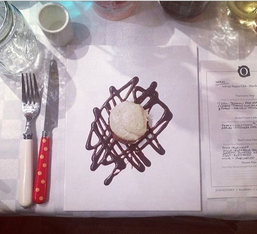 花50美元在垃圾桶中吃飯，為倡導人們不要浪費食物--置頂表情